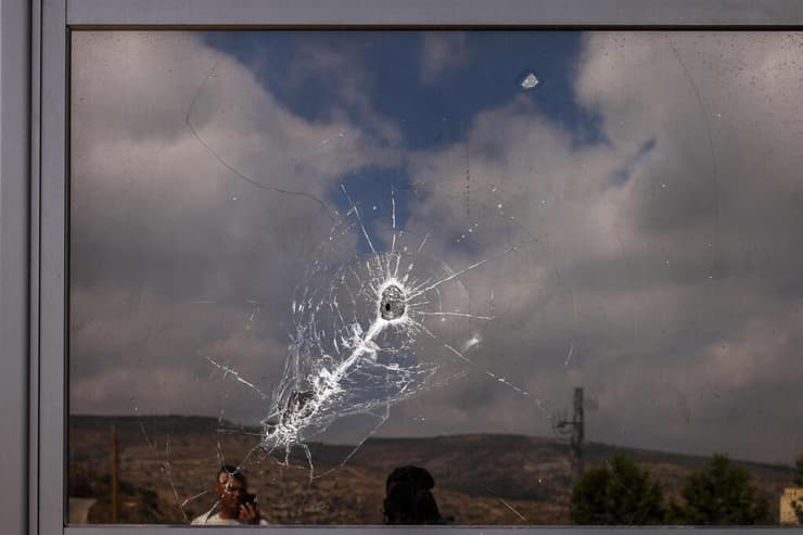 צילום: JAAFAR ASHTIYEH / AFP תיעוד מנזקי השריפה במסעדה בשכם
