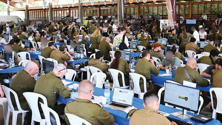 יום "מיצוי" בבקו"ם. יותר ממחצית מאלה שזומנו הגיעו והשתבצו (צילום: קובי קואנקס) יום "מיצוי" בבקו"ם. יותר ממחצית מאלה שזומנו, הגיעו והשתבצו