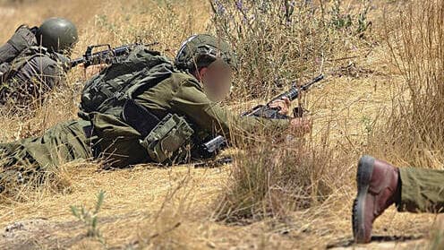 פעילות של הגדוד. "אם יגידו לנו אחרת - נדע גם לתמרן" (צילום: דובר צה"ל) הלוחמים של "עצמון". הנשים מפרגנות