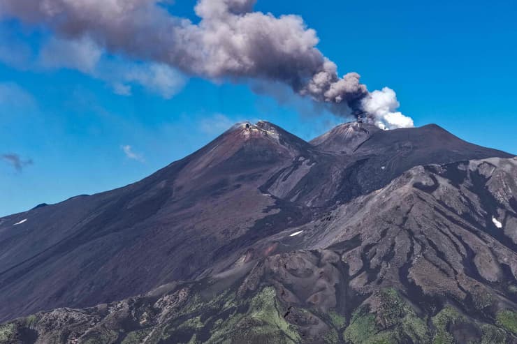 צילום: ETNA WALK / AFP התפרצות הר הגעש אטנה בסיציליה