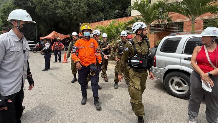 צוות המשלחת בפעילות מיון מבנים בוונצואלה (צילום: דובר צה"ל ) צוות המשלחת בפעילות מיון מבנים בונצואלה