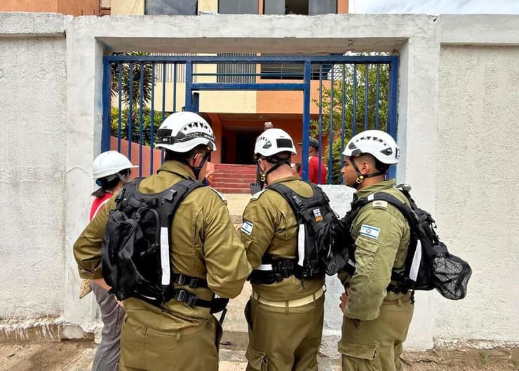 יש כ-1,300 מבנים למפות (צילום: דובר צה"ל) צוות המשלחת בפעילות מיון מבנים בונצואלה