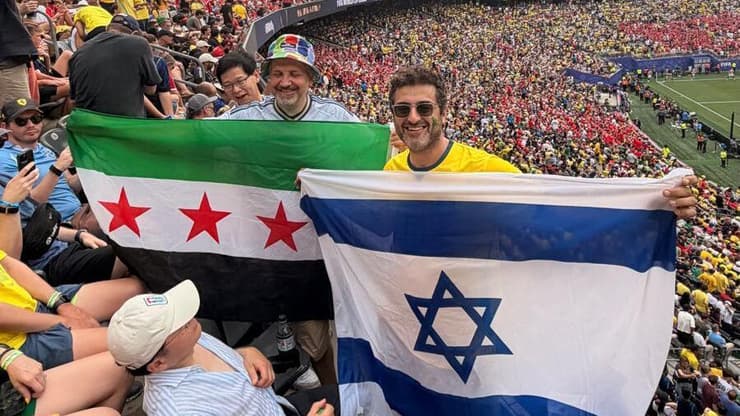 נמרוד לוי עם האוהד הסורי ביציע (צילום פרטי) נמרוד לוי עם אוהד סורי