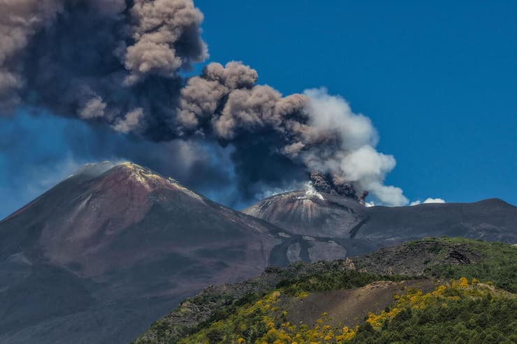 ענן האפר מעל הלוע של אטנה (צילום: ETNA WALK / AFP) התפרצות הר הגעש אטנה בסיציליה