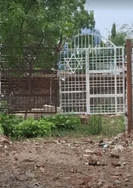 הכניסה לבית הקברות היהודי העתיק בעיר ג'בלפור שבהודו (צילום: Bhaskar English) בית הקברות היהודי העתיק בעיר ג'בלפור שבהודו