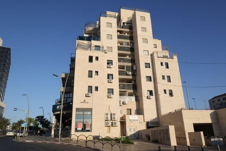 הבניין שבאחת מדירותיו אותרה התינוקת (צילום: אלכס קולומויסקי ) הדירה בבית שמש בה פעוטה בת שלושה חודשים נמחצה למוות בשנתה