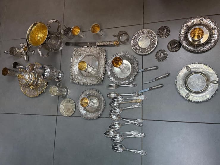כלי הכסף שנגנבו (צילום: דוברות המשטרה) בני נוער שדדו את "חדר האדמו"ר"