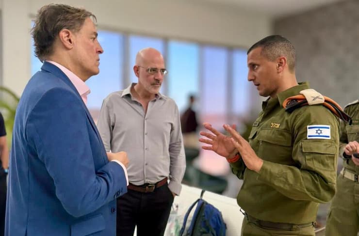תא"ל אדרי עם הרשויות המקומיות (צילום: דובר צה"ל) צוות המשלחת בפעילות מיון מבנים בונצואלה