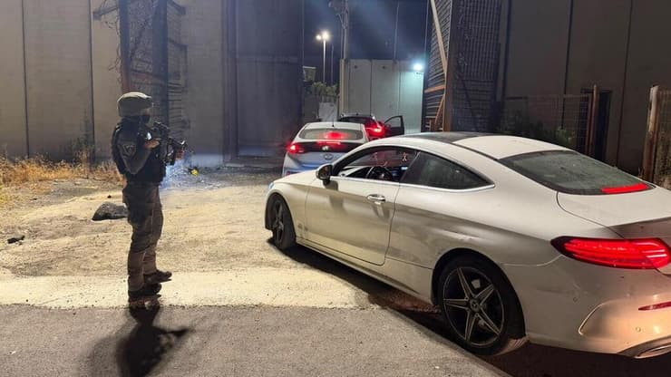 "אנחנו בתוך קלקיליה". תיעוד החילוץ של האזרחים (צילום: דוברות המשטרה ) נמנע לינץ': לוחמי מג״ב איו״ש חילצו 10 אזרחים ישראלים שנכנסו לעיר קלקיליה שבחטיבת אפרים בניסיון לאתר אופנוע שנגנב מהם