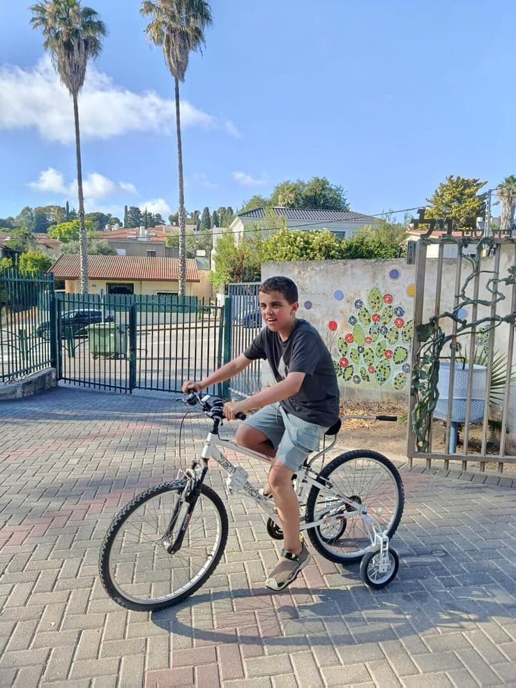 איליי סטוארט והאופניים (צילום: באדיבות המשפחה) איליי סטוארט והאופניים