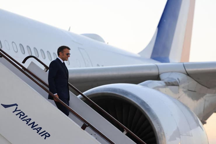 צילום: Ludovic MARIN / AFP נשיא צרפת מקרון נוחת ב דמשק לביקור ב סוריה שם קיבל אותו שר החוץ הסורי אסד א-שיבאני