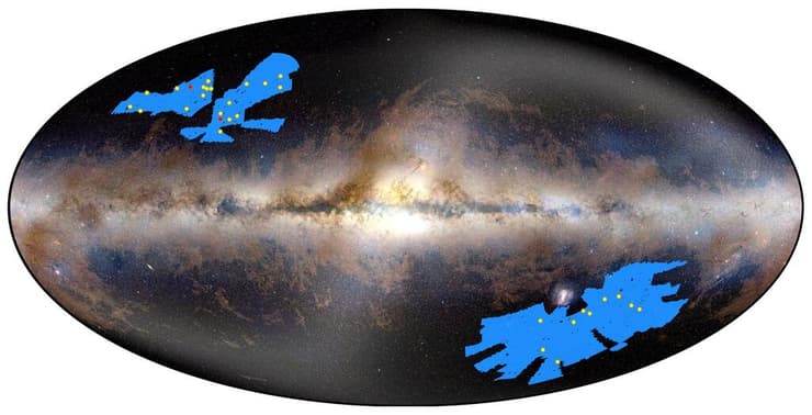 מיקומם של 31 הקוואזרים שהתגלו לאחרונה (נקודות צהובות) על ידי טלסקופ החלל אוקלידס של סוכנות החלל האירופית. מיקומם של הקוואזרים הרחוקים ביותר שנמצאו מוצגים כנקודות אדומות (צילום: ESA/Euclid/Euclid Consortium/NASA/Planck Collaboration/A. Mellinger, Jean-Charles Cuillandre, João Dinis) מיקומם של 31 הקוואזרים שהתגלו לאחרונה (נקודות צהובות) על ידי טלסקופ החלל אוקלידס של סוכנות החלל האירופית. מיקומם של הקוואזרים הרחוקים ביותר שנמצאו מוצגים כנקודות אדומות