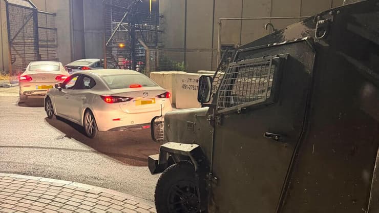 "מתחילים להקיף אותנו כבר זה". החילוץ של האזרחים מקלקיליה (קרדיט: דוברות המשטרה) אזרחים ישראלים חולצו מקלקיליה בטענה שנגנב להם אופנוע