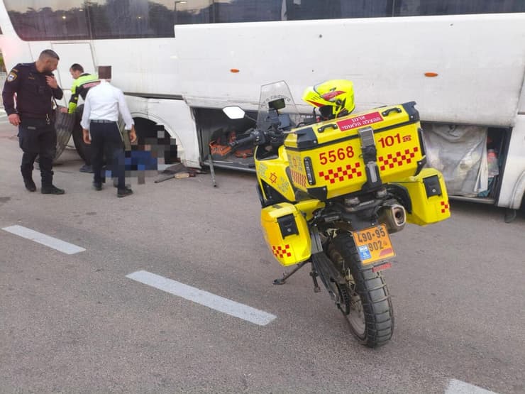 האוטובוס שהתמוטט על הנהג (צילום: תיעוד מבצעי מד"א) הזירה ליד גדרה