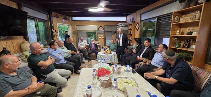 המפגש באבו גוש. "כשאדם גדול מבקש סליחה זה דבר גדול" (צילום: אלי כהן) המפגש באבו גוש