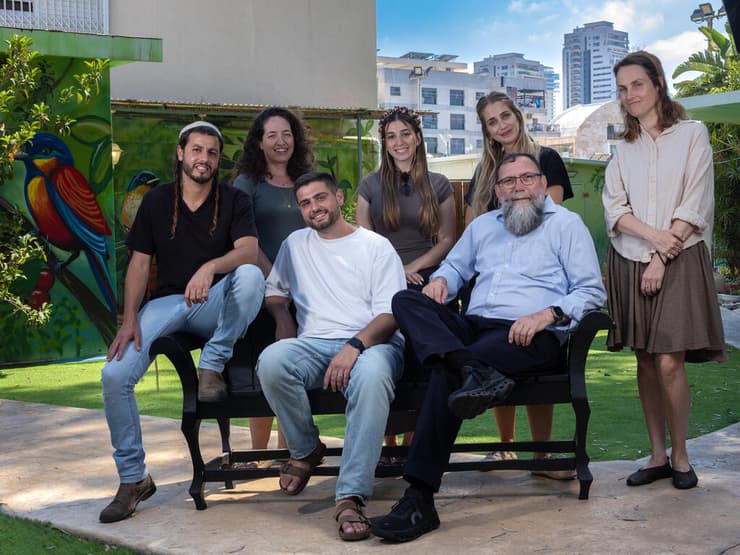 צוות בית הילדים ע"ש צבע אלעזרקי בנתניה (צילום: יובל חן) צוות בית הילדים ע"ש צבע אלעזרקי בנתניה