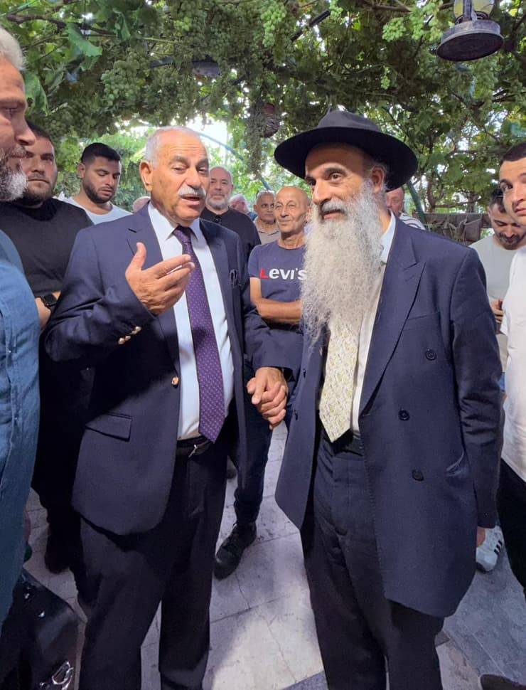 הרב מאיר שמואלי לצד עיסא ג'אבר. "האחריות המלאה היא עליי" (צילום: אלי כהן) הרב מאיר שמואלי לצד עיסא ג'אבר באבו גוש