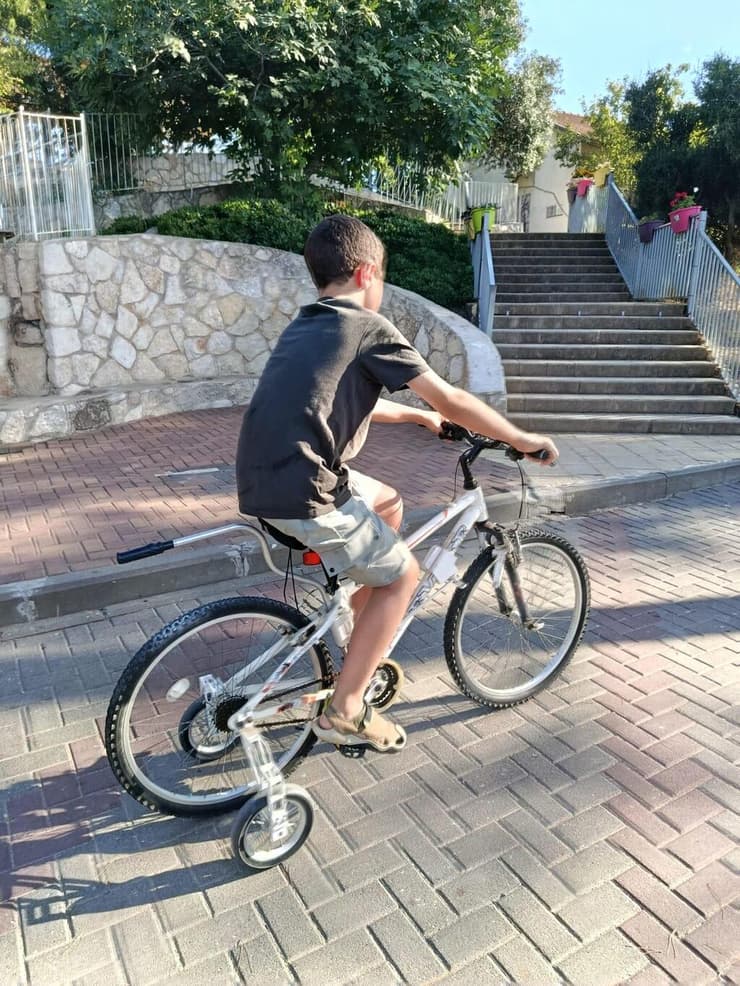 הגשים חלום. איליי סטוארט והאופניים (צילום: באדיבות המשפחה) הגשים חלום. איליי סטוארט והאופניים