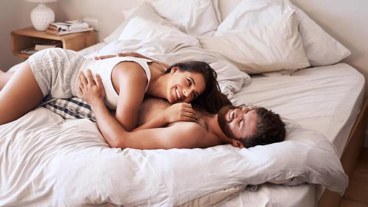 תעשו אהבה במקום סתם סקס (צילום: Shutterstock) זוג בבית מלון