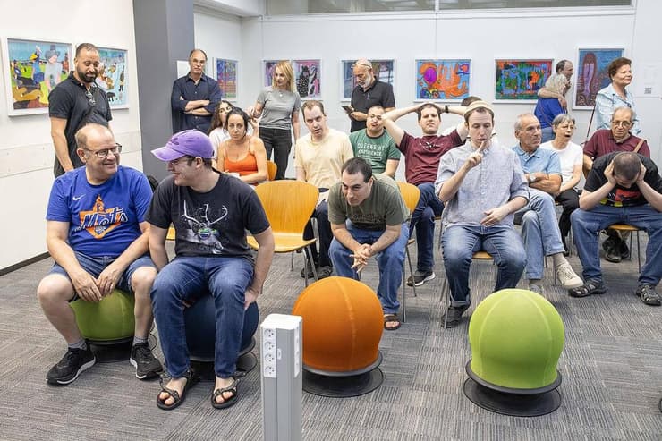 אמני "כפר שמעון" לצד היצירות. "ברוב המקרים התקיימה בין היוצרים תקשורת מילולית מועטה מאוד, אם בכלל" (צילום: אורי כרמי) אמני "כפר שמעון"