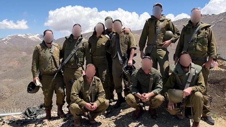 "המשפחה מבינה למה זה כל כך חשוב לי דווקא עכשיו". רס"ם (במיל') י' עם חבריו למילואים (צילום: באדיבות המצולם) רס״ם (מיל׳) ישי קופלוביץ אבא של אביו של סרן איתן ישי קופלוביץ ז״ל ממשיך להתייצב ל שירות מילואים גם בגיל 60