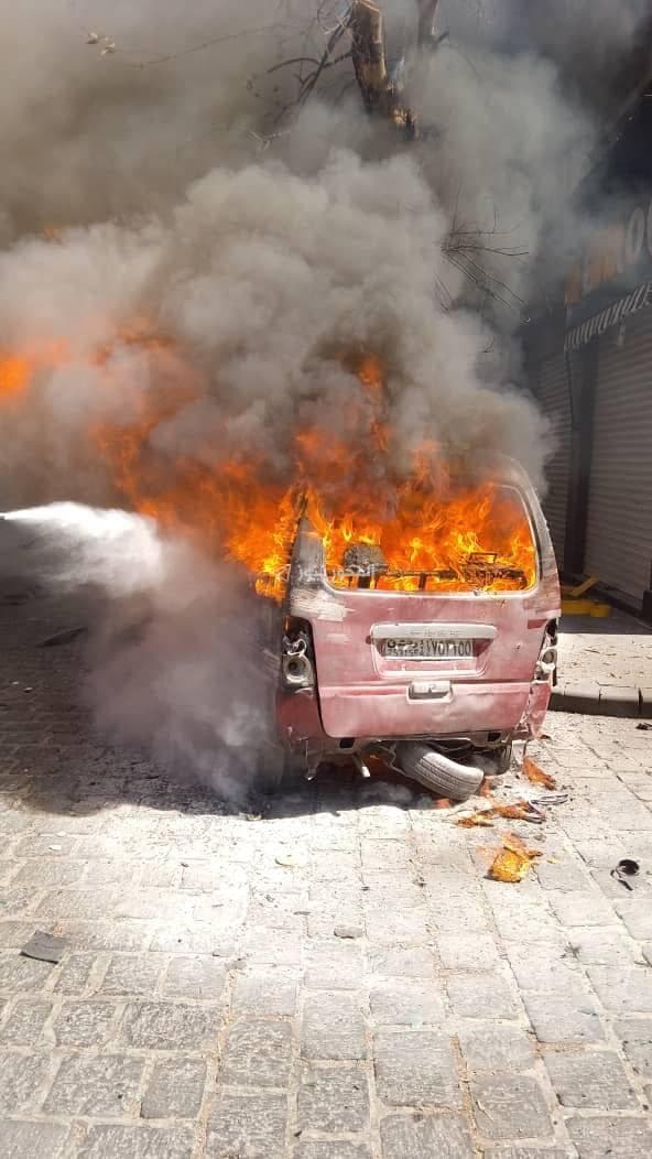 מכונית תופת שהתפוצצה ליד המלון של מקרון, בוערת בשניות שלאחר מכן הרכב שהתפוצץ בדמשק
