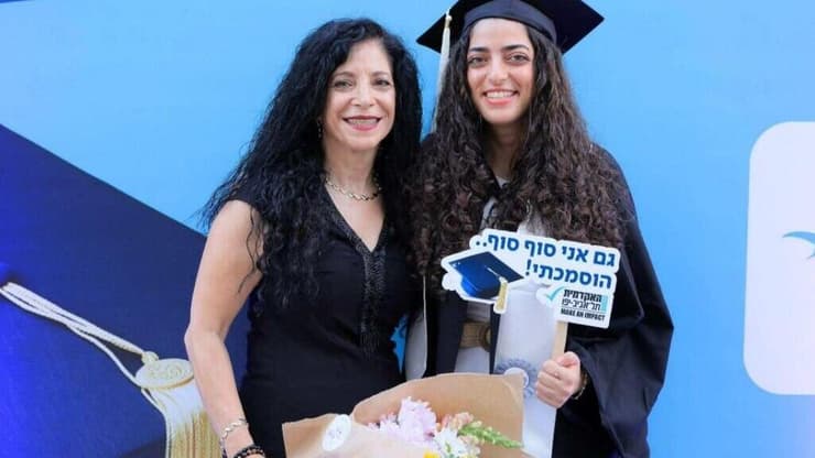 "היא מעולם לא ויתרה עליי, ולא נתנה לי לוותר על עצמי". אביה הרוש עם אמה הילה בטקס סיום התואר (צילום: רונן חורש, האקדמית תל אביב יפו) פאר אביה הרוש ילדה חולה למה בגרויות סיימה סיום תואר ראשון