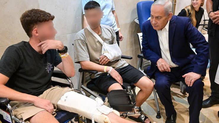 ראש הממשלה נתניהו בביקור פצועי צה״ל בביה״ח רמב״ם (צילום: קובי גדעון, לע״מ) ראש הממשלה נתניהו בביקור פצועי צה״ל בביה״ח רמב״ם