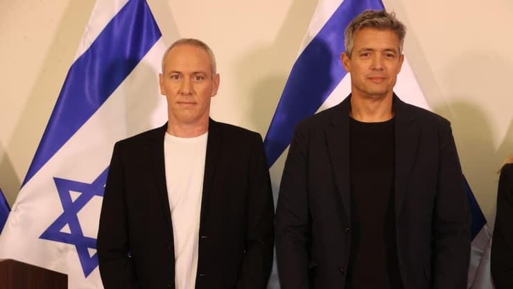 צילום: מוטי קמחי חילי טרופר ויועז הנדל במסיבת העיתונאים