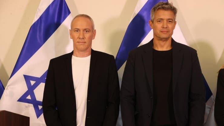 חילי טרופר ויועז הנדל במסיבת העיתונאים (צילום: מוטי קמחי) חילי טרופר ויועז הנדל במסיבת העיתונאים