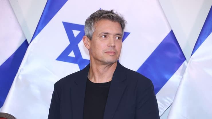 יועז הנדל במסיבת העיתונאים (צילום: מוטי קמחי) יועז הנדל במסיבת העיתונאים