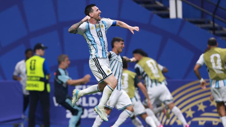 לאו מסי ושחקני ארגנטינה חוגגים (צילום: ELSA / GETTY IMAGES) לאו מסי ושחקני ארגנטינה חוגגים