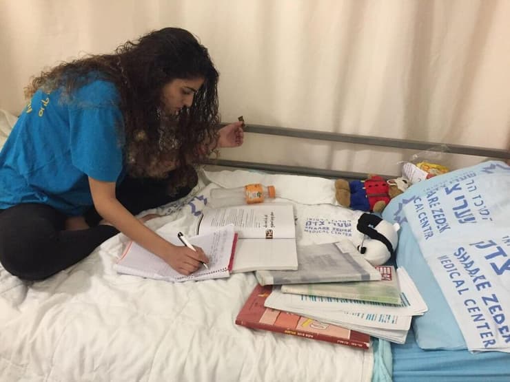 "משתדלת לא לתת לזה לעצור אותי". פאר לומדת למבחנים על מיטת בית החולים (צילום: באדיבות המשפחה) פאר אביה הרוש ילדה חולה למה בגרויות סיימה סיום תואר ראשון