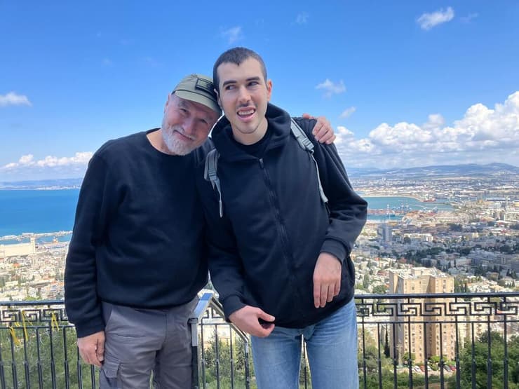 פרופ' יורם יובל עם בנו דני. "אם נתבונן היטב ביצירות, נצליח ללמוד משהו עליהם ועל עולמם - ואולי גם על עצמנו" (צילום: מתוך האלבום המשפחתי) פרופ' יורם יובל עם בנו דני