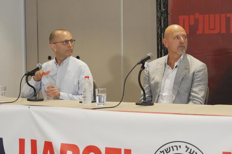 אוברדוביץ' במהלך מסיבת העיתונאים עם דן שמיר (צילום: אלכס גמבורג) סשה אוברדוביץ' מוצג בהפועל ירושלים דן שמיר