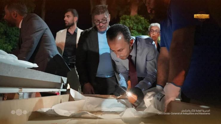 בוחנים את הפריטים העתיקים (צילום: דף הפייסבוק של המנהלה הכללית לעתיקות ומוזיאונים בסוריה) בוחנים את הפריטים העתיקים