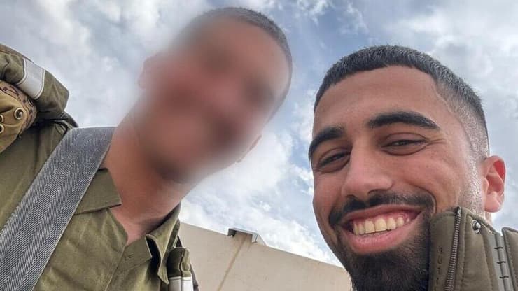 סמ"ר בן כהן ז"ל לצד בן דודו רב"ט ט' (צילום: באדיבות המשפחה) לוחם סיירת נח"ל בן כהן שנפל בלבנון, לצד בן דודו רב"ט ט'