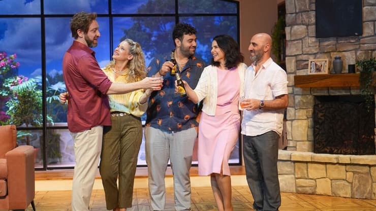 מתוך "יום המזל שלי", בתיאטרון בית ליסין (צילום: רדי רובינשטיין) מתוך "יום המזל שלי", בתיאטרון בית ליסין