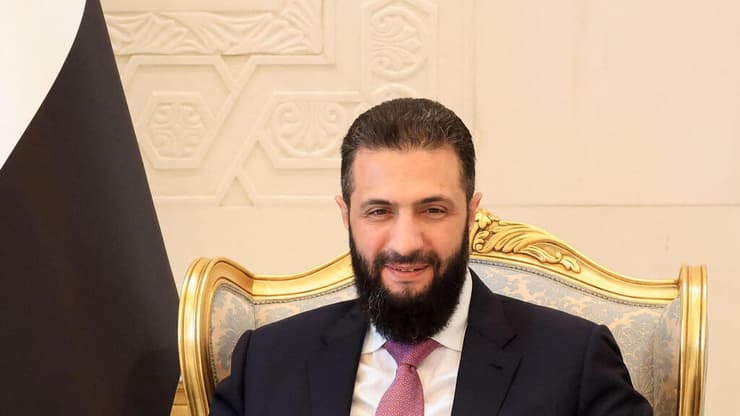 "הסכם ביטחוני עם סוריה הוא דרך להרחבת הסכמי אברהם". נשיא סוריה אחמד א-שרע (צילום: Ludovic MARIN / POOL / AFP) נשיא סוריה אחמד א שרע בפגישה עם נשיא צרפת עמנואל מקרון