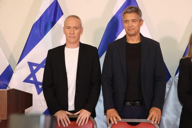 חילי טרופר ויועז הנדל במסיבת העיתונאים