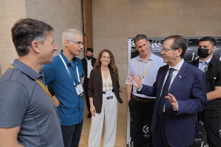 נשיא המדינה יצחק הרצוג עם המנכ"לים המשותפים של האגודה, ד"ר רז תמיר ושקד שפי כהן, ויושבי הראש של האגודה, פרופ' רון מילוא ופרופ' יונתן בלמקר (צילום: עוז שכטר, תדמית) נשיא המדינה יצחק הרצוג עם המנכ"לים המשותפים של האגודה, ד"ר רז תמיר ושקד שפי כהן, ויושבי הראש של האגודה, פרופ' רון מילוא ופרופ' יונתן בלמקר