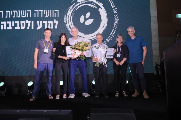 (מימין לשמאל) יו"ר האגודה היוצא פרופ' רון מילוא, פרופ' תמר דיין, זוכי פרס מפעל החיים פרופ' ערן פייטלסון ויואב שגיא, איריס האן ויו"ר האגודה הנכנס פרופ' יונתן בלמקר (צילום: אסי אפרתי) (מימין לשמאל) יו"ר האגודה היוצא פרופ' רון מילוא, פרופ' תמר דיין, זוכי פרס מפעל החיים פרופ' ערן פייטלסון ויואב שגיא, איריס האן ויו"ר האגודה הנכנס פרופ' יונתן בלמקר