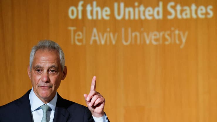 רם עמנואל בנאומו היום. "קיבלנו שני צדדים ששוקעים בכאבם ולא יכולים לראות את כאב האחר" (צילום: REUTERS/Amir Cohen) רם עמנואל