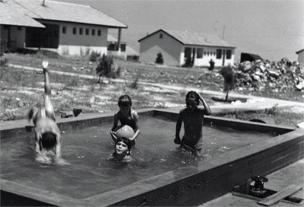 מבלים בבריכה, 1940 (צילום: אברהם מלבסקי, ארכיון הצילומים של קק"ל) ילדים בבריכה