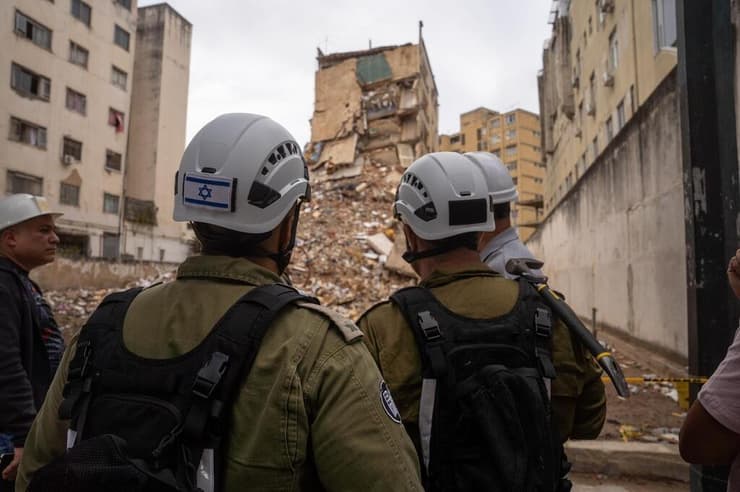חברי המשלחת בוחנים את ההריסות (צילום: דובר צה"ל ) צוותי המומחים מפיקוד העורף במשלחת הסיוע הישראלית לונצואלה