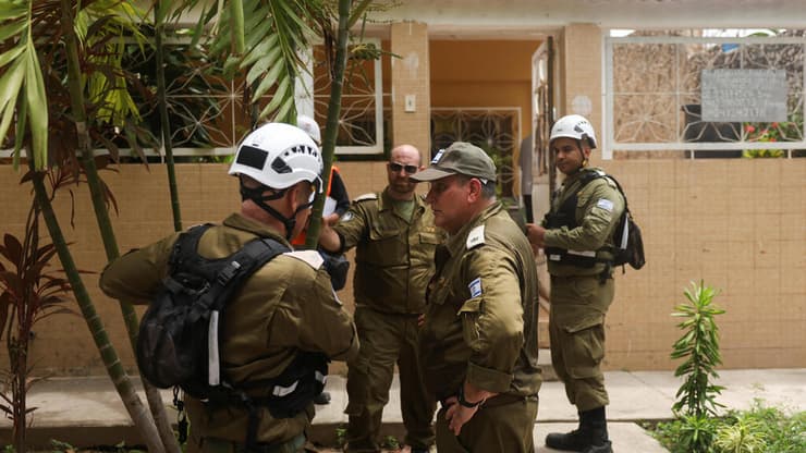 קיבלו הכרה מיוחדת מצד הנשיאה רודריגס. חברי המשלחת הישראלית (צילום: REUTERS/Leonardo Fernandez Viloria) צוותי המומחים מפיקוד העורף במשלחת הסיוע הישראלית לונצואלה