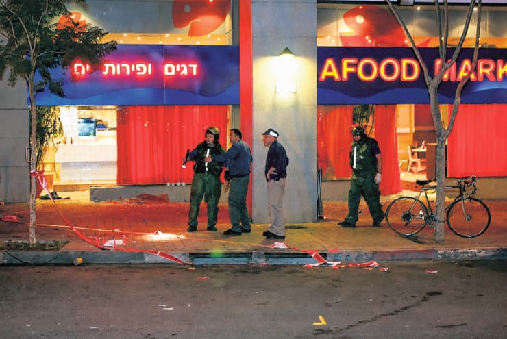 הפיגוע בסי פוד מרקט, תל־אביב, 5.3.2002 (צילום: אורן אגמון) הפיגוע בסי פוד מרקט, תל־אביב, 5.3.2002
