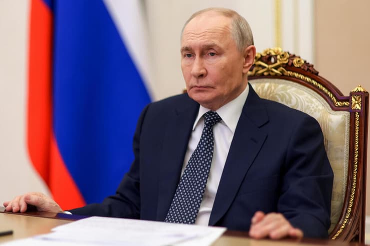 צילום: Gavriil Grigorov/Sputnik, Kremlin Pool Photo via AP נשיא רוסיה פוטין בדיון ממשלתי על משבר דלק נפט בעקבות מתקפות אוקראינה על בתי זיקוק