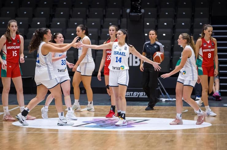 גל רביב והחברות חוגגות מול הונגריה (צילום: FIBA PHOTOS) גל רביב והחברות חוגגות מול הונגריה
