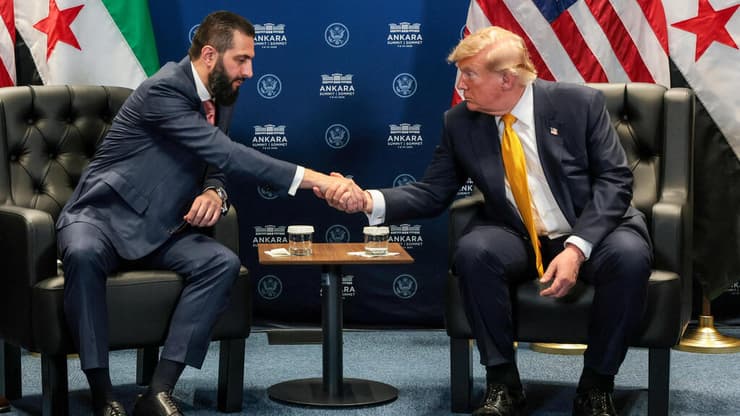 טראמפ וא-שרע באנקרה, היום (צילום: REUTERS/Jonathan Ernst) נשיא ארה"ב דונלד טראמפ עם נשיא סוריה אחמד א-שרע בפסגת נאט"ו בטורקיה